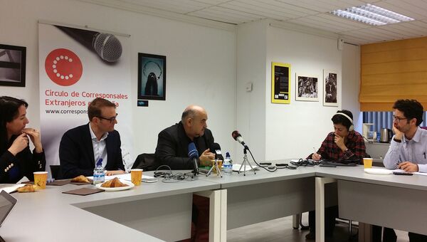 Глава испанского отделения Международной Амнистии Эстебан Бельтран (в центре) во время пресс-конференции
