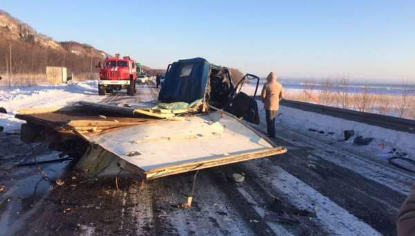 На месте ДТП с участием машины скорой помощи в Макаровском районе Сахалинской области. 11 января 2017