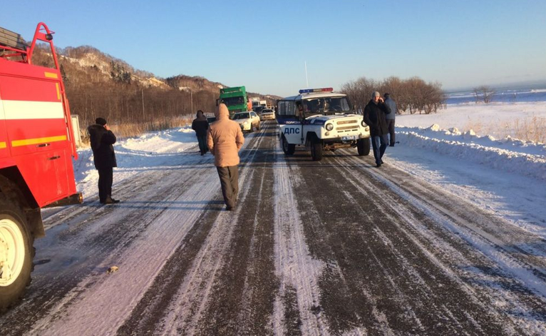 На месте ДТП с участием машины скорой помощи в Макаровском районе Сахалинской области. 11 января 2017