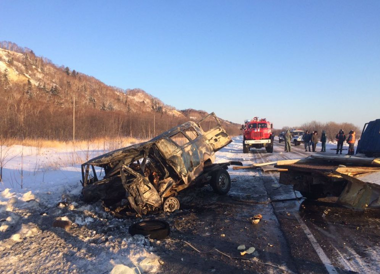 На месте ДТП с участием машины скорой помощи в Макаровском районе Сахалинской области. 11 января 2017