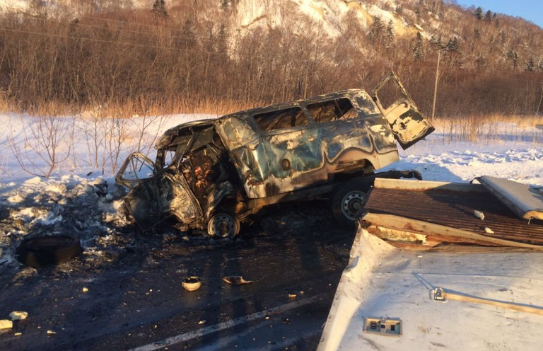 На месте ДТП с участием машины скорой помощи в Макаровском районе Сахалинской области. 11 января 2017