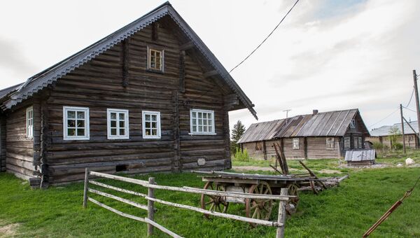 Жилые деревянные дома в деревне Кинерма в Карелии