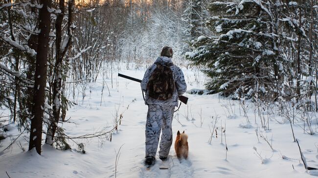 Охотник в зимнем лесу