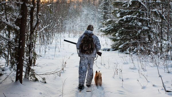 Охотник в зимнем лесу. Архивное фото