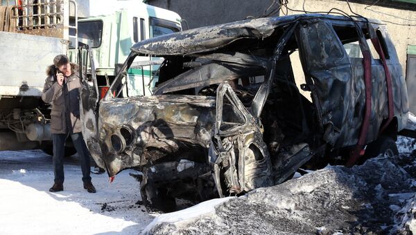 Губернатор Сахалинской области Олег Кожемяко у сгоревшего автомобиля скорой помощи. 11 января 2017