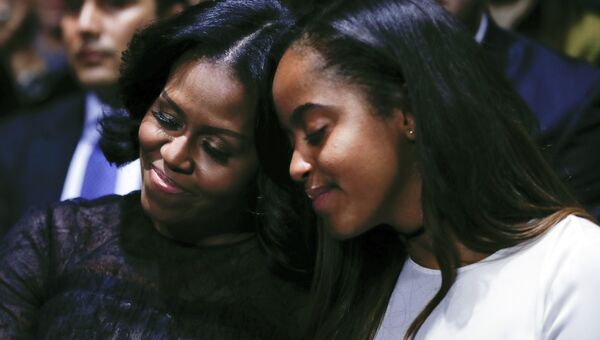 Первая леди США Мишель Обама и дочь Малия во время прощальной речи Барака Обамы в Чикаго. 10 января 2017
