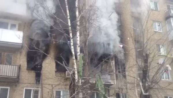 Густой черный дым валил из окон квартир в Саратове после взрыва бытового газа