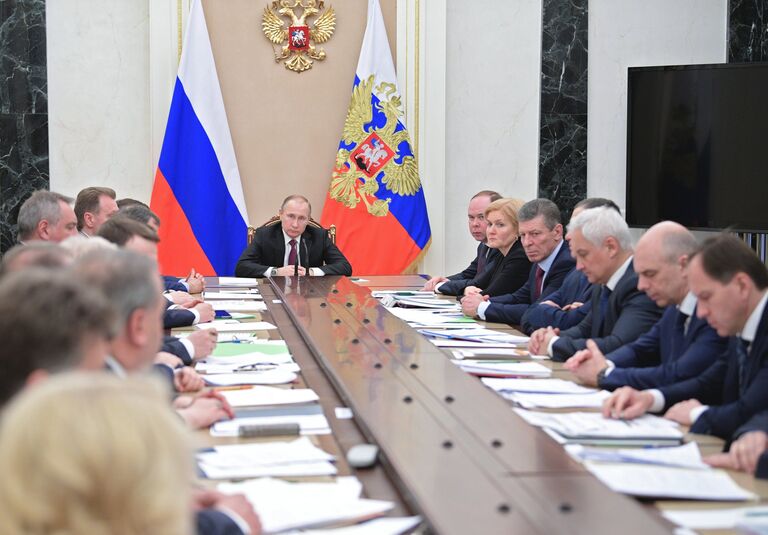 Президент РФ Владимир Путин проводит совещание с членами кабинета министров РФ в Кремле. 11 января 2017