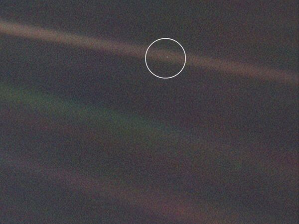 Земля на расстоянии 6 миллиардов километров снятая зондом Voyager-1