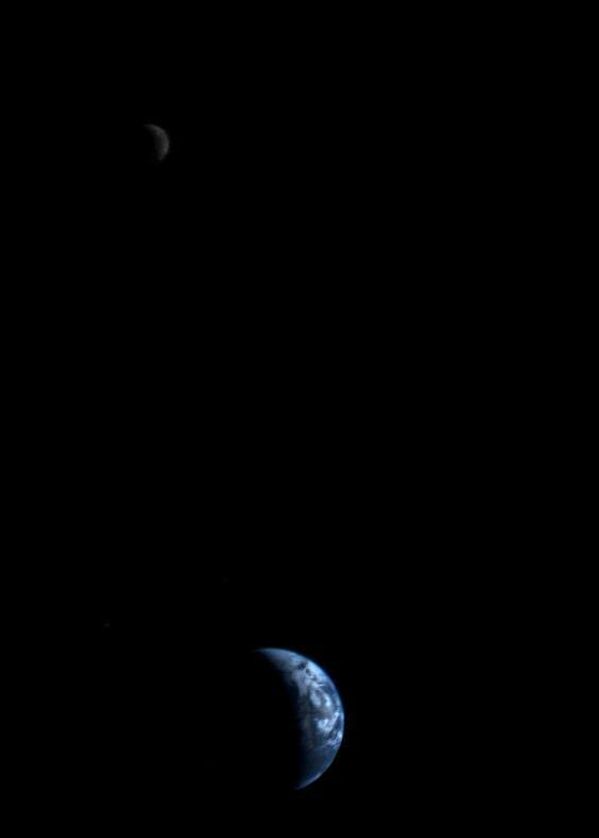 Первое изображение Земли и Луны на комбинированном снимке сделанным зондом Вояджер-2. 18 сентября 1977 год