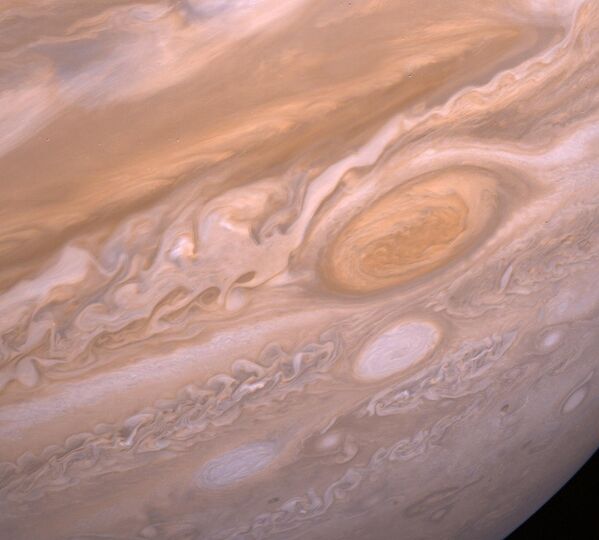 Штормы на Юпитере снятые зондом Вояджер-2