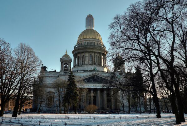 Вид на Исаакиевский собор с Сенатской площади в Санкт-Петербурге