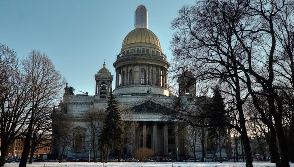 Вид на Исаакиевский собор с Сенатской площади в Санкт-Петербурге