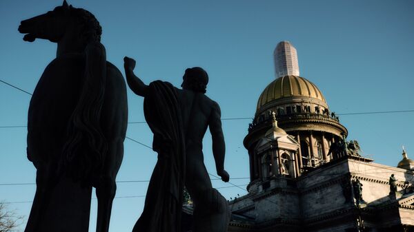 Вид на Исаакиевский собор через скульптуры Диоскуров у ЦВЗ Манеж в Санкт-Петербурге