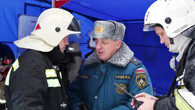 Начальник Главного управления МЧС России по Саратовской области генерал-майор Игорь Качев на месте взрыва бытового газа в доме, Саратов