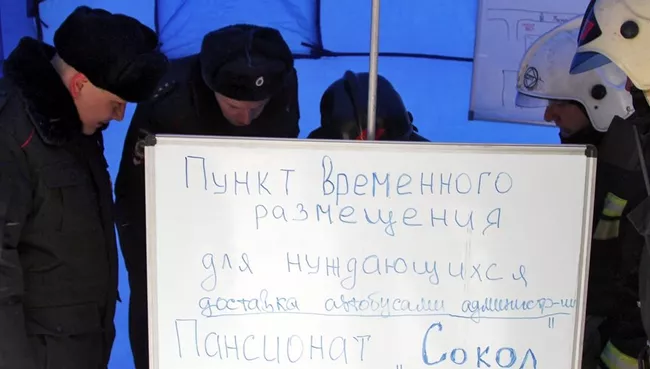 Спасатели МЧС России ликвидируют последствия взрыва бытового газа в городе Саратове