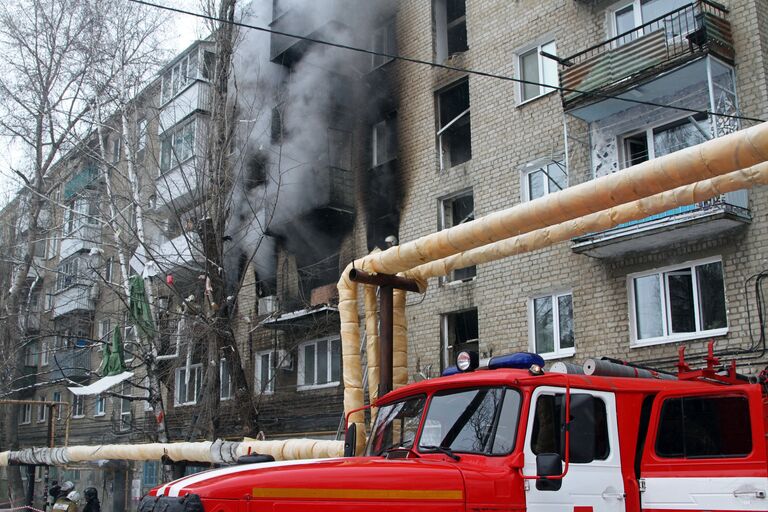 Спасатели МЧС России ликвидируют последствия взрыва бытового газа в городе Саратове