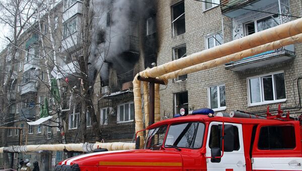 Спасатели МЧС России ликвидируют последствия взрыва бытового газа в городе Саратове
