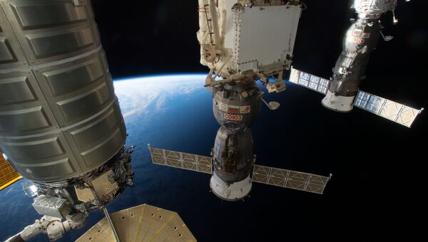 Грузовой корабль Cygnus, Союз МС-01 и Прогресс пристыкованные к МКС. Архивное фото