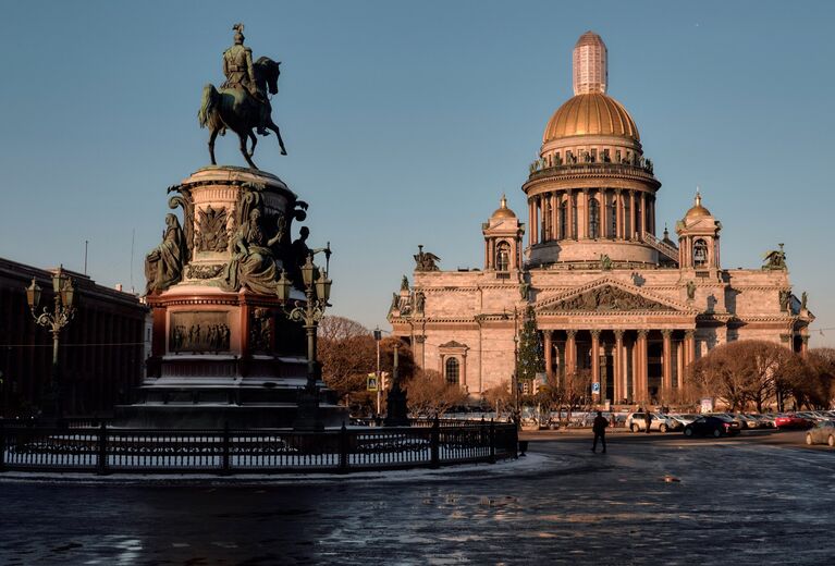 Памятник Николаю I у Исаакиевскиевского собора в Санкт-Петербурге