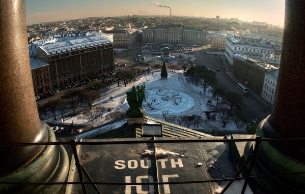 Вид с колоннады Исаакиевского собора на Мариинский дворец в Санкт-Петербурге