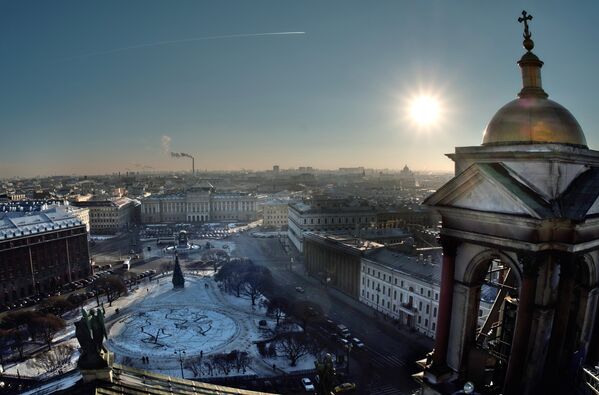 Вид с колоннады Исаакиевского собора на Мариинский дворец в Санкт-Петербурге