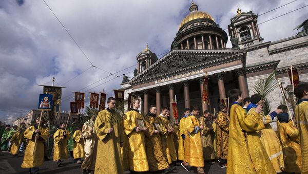 Крестный ход возле Исаакиевского собора в Санкт-Петербурге