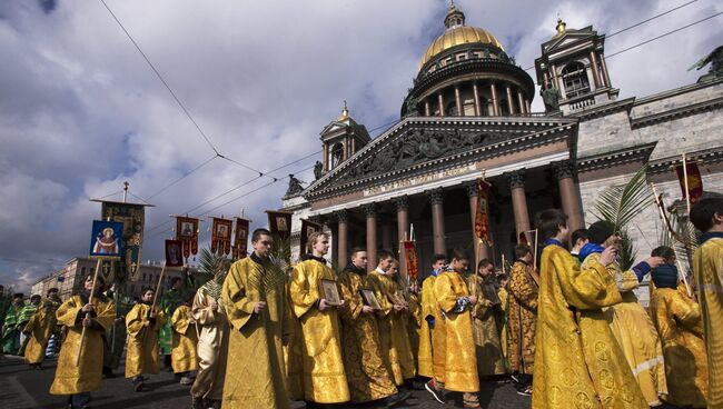 Крестный ход возле Исаакиевского собора в Санкт-Петербурге. Архивное фото