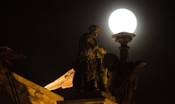Луна на фоне скульптурных композиций Исаакиевского собора в Санкт-Петербурге