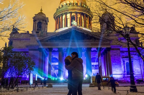 Мультимедийное 3D-маппинг шоу Фестиваль Света 2016 на фасаде Исаакиевского собора в Санкт-Петербурге