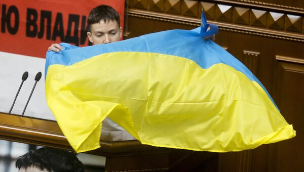 Надежда Савченко с флагом Украины. Архивное фото