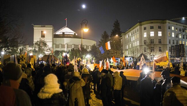 Акция протеста около здания польского парламента в Варшаве в поддержку оппозиции