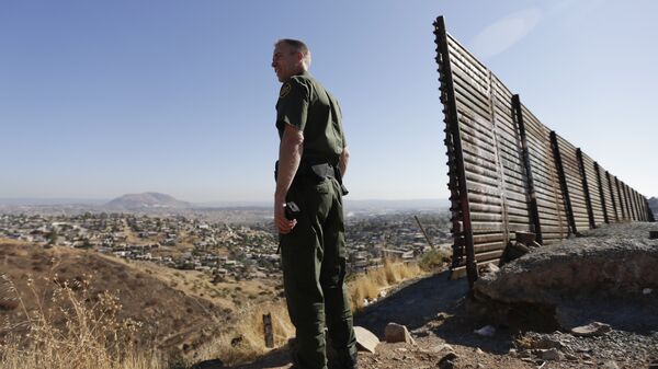 Сотрудник службы пограничного контроля США на границе с Мексикой