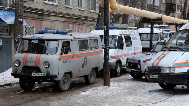 Автомобили Службы спасения у жилого дома в Ленинском районе Саратова. 12 января 2017