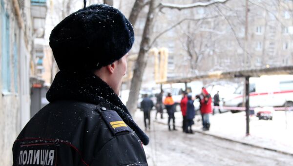 Сотрудник полиции у жилого дома в Ленинском районе Саратова, где 11 января произошел взрыв бытового газа с последующим возгоранием. 12 января 2017
