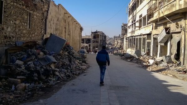 Мужчина на улице в районе Аль Назирия в сирийском Аллепо