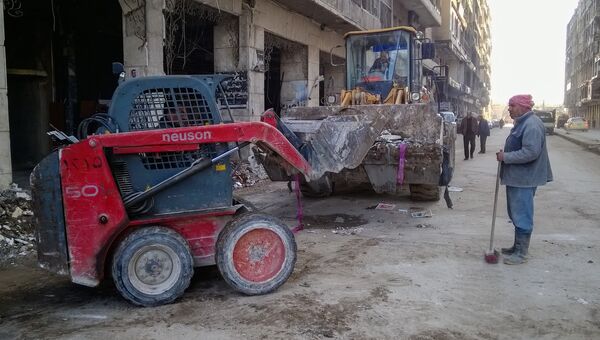 Уборка улицы в районе Аль Назирия в сирийском Аллепо. Архивное фото