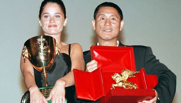 Японский режиссер Такеши Китано и актриса Робин Танни на 54-м Венецианском кинофестивале, 1997