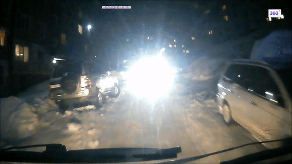 В сети появилось видео инцидента между скорой и автоледи на Камчатке