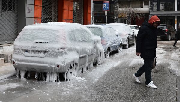 Обледеневшие автомобили на улице в Салониках. 9 января 2017