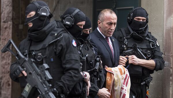 Бывший премьер-министр Косово Рамуш Харадинай у здания суда города Кольмар во Франции