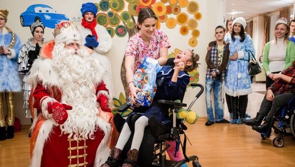 Дед Мороз и Снегурочка поздравили подопечных выездной службы Санкт-Петербургского детского хосписа