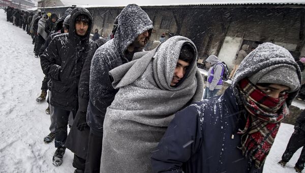 Мигранты стоят в очереди за едой в Белграде. Архивное фото