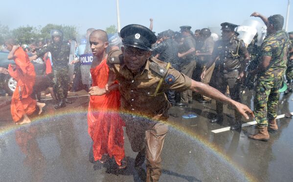 Протест монахов и мирных жителей на Шри-Ланке