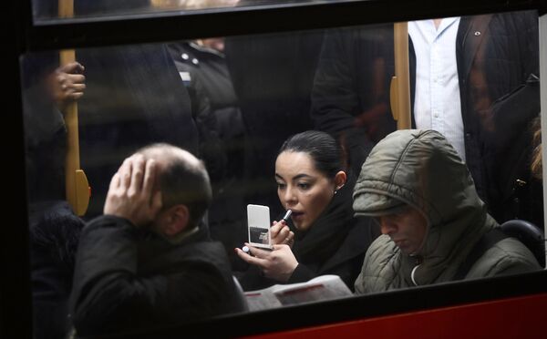 Пассажиры в автобусе во время забастовки профсоюзов работников метро в Лондоне
