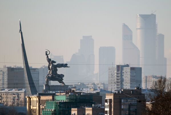 Вид на монумент Рабочий и колхозница в Москве