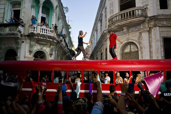 Певец Энрике Иглесиас на крыше автобуса на съемках клипа в Гаване