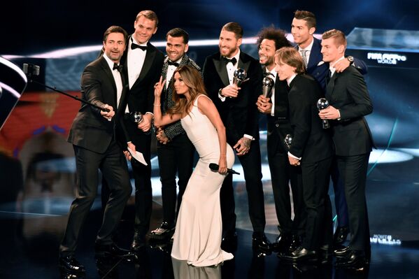 Марко Шрейль и Ева Лонгория делают селфи с футболистами на церемонии вручения футбольных наград ФИФА