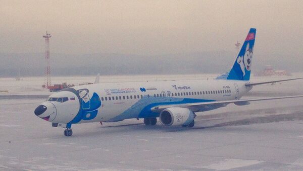 Самолет Boeing 737-800 авиакомпании NordStar с символикой зимней Универсиады-2019 в красноярском аэропорту Емельяново. Архивное фото