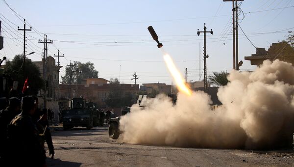 Иракские военные бедут бой в восточной части Мосула. Архивное фото